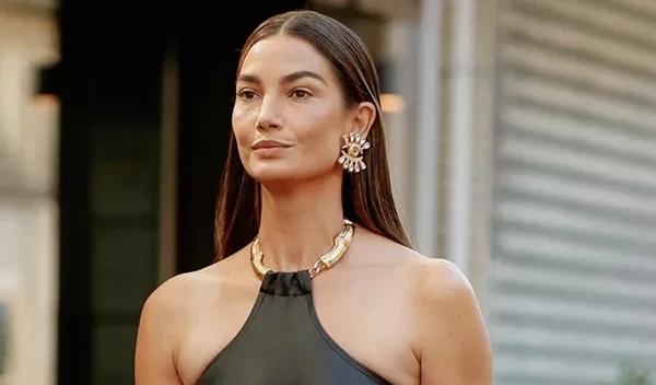 Το εύκολο χτένισμα που χαρίζει έξτρα πόντους κομψότητας σε κάθε εμφάνιση