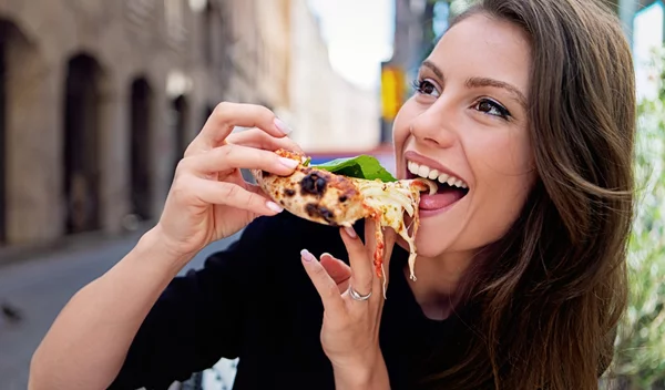 Λεκές από λάδι στα ρούχα: Πώς φεύγει σε λίγα λεπτά - Το απλό κόλπο που θα σε σώσει