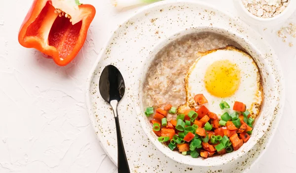 Εναλλακτικό porridge με βρώμη και αυγό: Ενεργειακό keto πρωϊνό σε χρόνο dt!