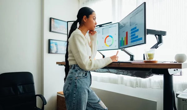 Όρθια γραφεία: Είναι η νέα τάση βλαβερή για την υγεία σου; Τι δείχνουν οι μελέτες