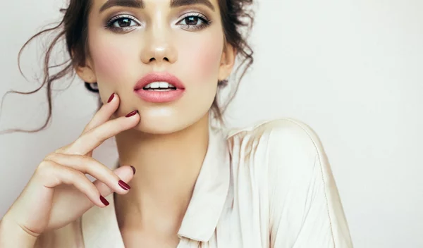 Eyes that pop | Η deep blue απόχρωση είναι αυτή που κολακεύει απόλυτα τα καστανά μάτια