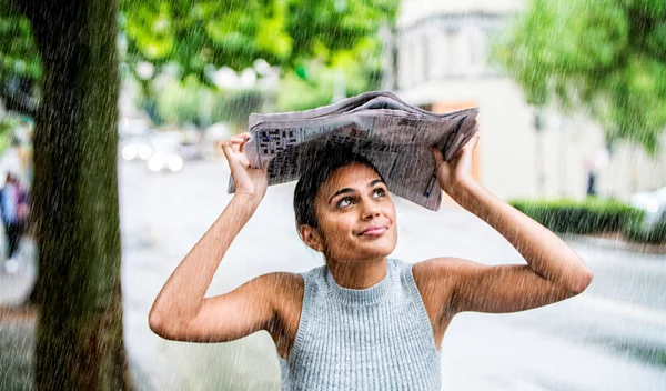 Περπάτημα ή τρέξιμο; Τι είναι το καλύτερο για να προστατευθείς περισσότερο από τη βροχή;