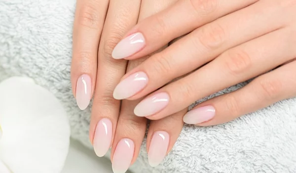 Το πιο κομψό μανικιούρ για τις διακοπές του Πάσχα