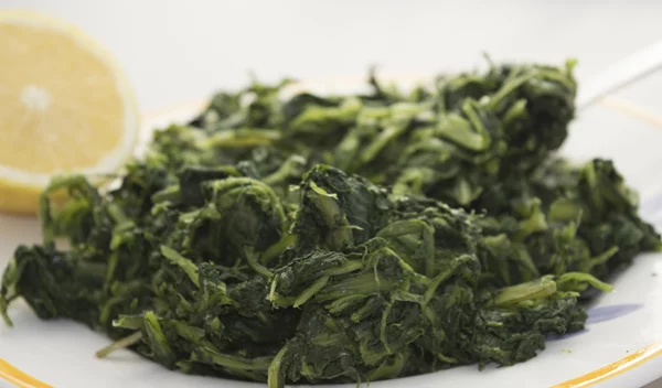 Βραστά χόρτα: Πόσα λεπτά θέλουν για τέλειο βράσιμο; Ο απόλυτος οδηγός