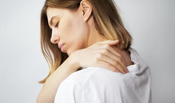 Ώμος και γόνατο: Οι αρθρώσεις που κουράζονται πρώτες – Τι μπορείς να κάνεις