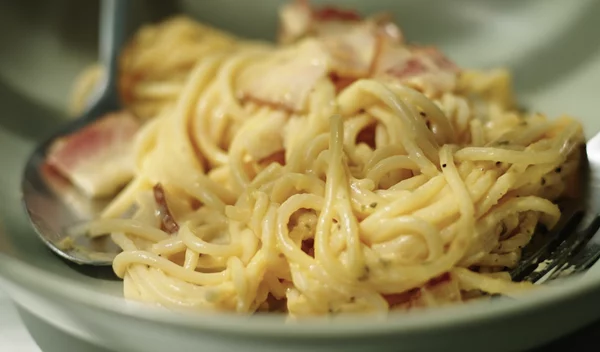 Φτιάξε την πιο γρήγορη ατομική καρμπονάρα με ένα σκεύος