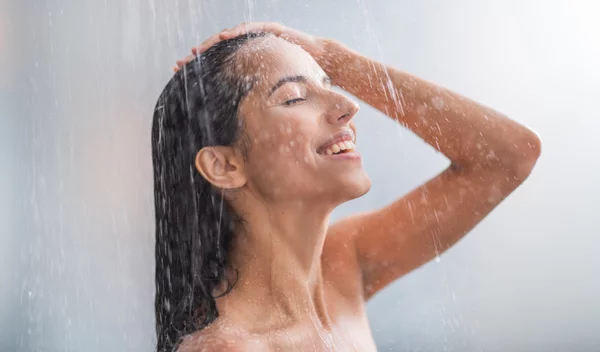 Hair goals: Γιατί είναι καλύτερα να ΜΗΝ λούζεις τα μαλλιά σου στο ντους