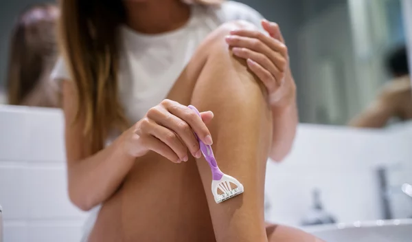 Σπυράκια μετά το ξύρισμα: Γιατί εμφανίζονται και πώς θα τα αντιμετωπίσεις αποτελεσματικά