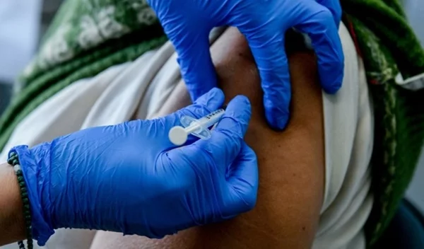 "Σύνδρομο μετά τον εμβολιασμό": Τι συμβαίνει με τις σπάνιες παρενέργειες του εμβολίου κατά του κορονοϊού