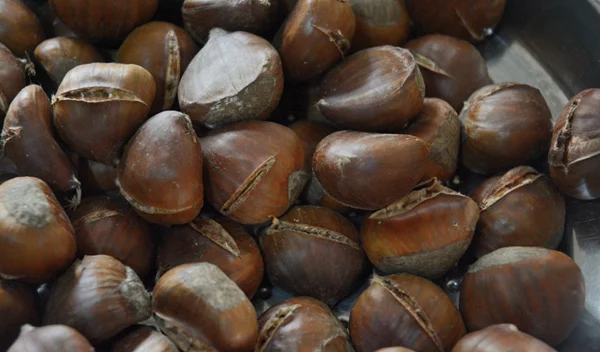 Κάστανα: Δες έναν τρόπο για να τα ξεφλουδίσεις πανεύκολα!