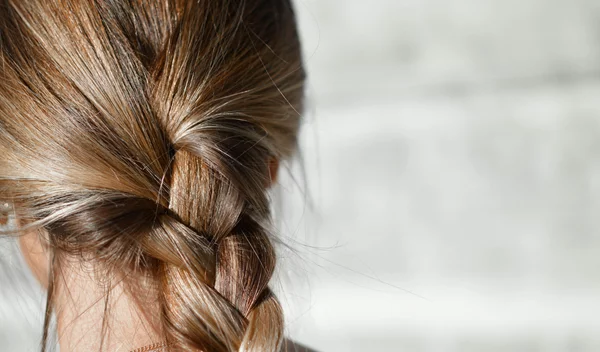 Μαλλιά χωρίς όγκο: 6 χτενίσματα που θα τα κάνουν να φαίνονται πιο πλούσια στη στιγμή