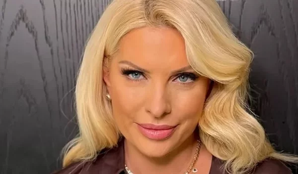 Η Ελένη Μενεγάκη τόλμησε ήδη το it χρώμα του 2025 στο μανικιούρ της