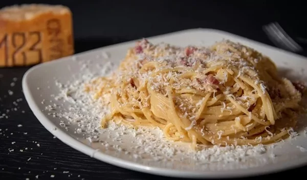 Ζυμαρικά αλά κρεμ χωρίς τύψεις: Η πιο healthy εκδοχή με γιαούρτι της αγαπημένης σου μακαρονάδας