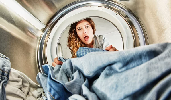 Μυρίζουν τα ρούχα σου μούχλα; Πώς θα απαλλαγείς