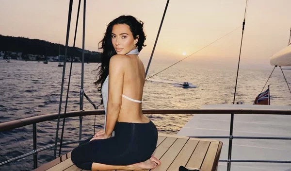 Kim Kardashian | 6 μυστικά που μεταμορφώνουν το σώμα σου σε 5 λεπτά από τη γυμνάστριά της