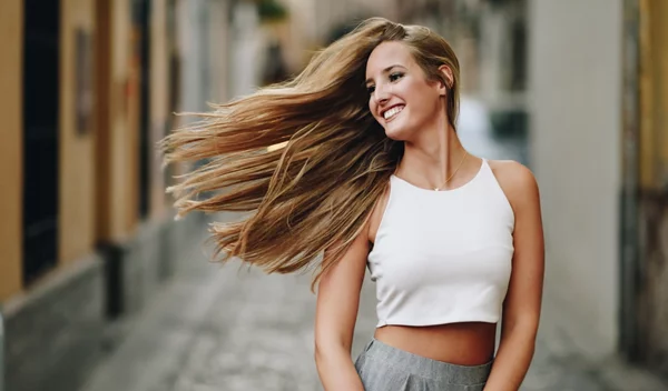 Τελικά πόσο συχνά πρέπει να λούζουμε τα μαλλιά μας το καλοκαίρι;