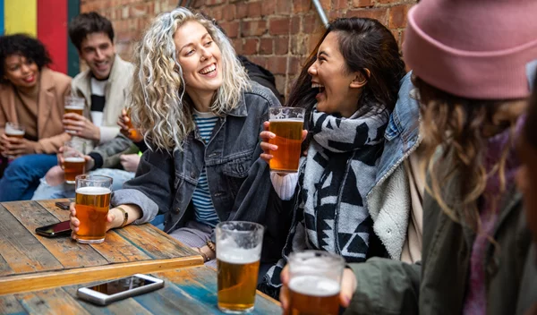 Ο κίνδυνος υγείας για τους 20άρηδες και 30άρηδες που το παρακάνουν με το αλκοόλ