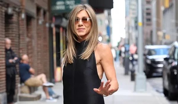 Το anti-aging κούρεμα που "λεπταίνει" και "ανασηκώνει" το πρόσωπο μετά τα 50 σας χρόνια