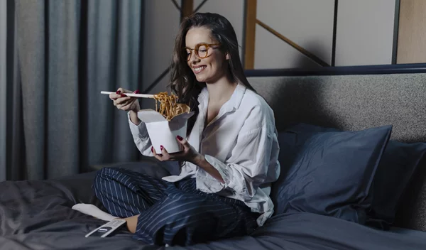 Θες ξεκούραστο ύπνο; Tόση ώρα πριν πρέπει να σταματήσεις το φαγητό