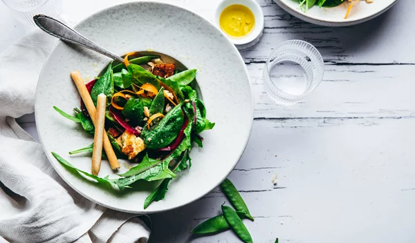 Τα 5 καλύτερα πράσινα φυλλώδη λαχανικά που είναι σούπερ θρεπτικά και μαγειρεύονται εύκολα