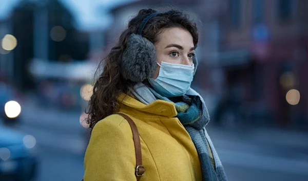 "Να κολλήσουμε Όμικρον να τελειώνουμε;" - 3 ειδικοί απαντούν