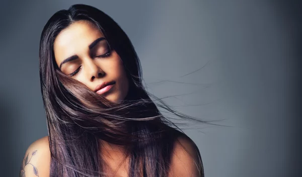 10 looks με ανταύγειες σε μαύρα μαλλιά που θα σε πείσουν να κλείσεις ραντεβού στο κομμωτήριο