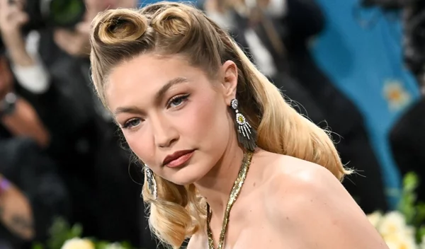 4 σωτήρια tips που θα περιορίσουν το ανεπιθύμητο φριζάρισμα στα μαλλιά σου