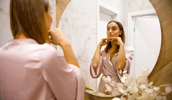 Ice Spoon Facial: Το trick που ξεκουράζει το πρόσωπο και τονώνει λαιμό και jawline