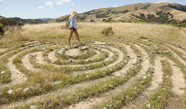 Πώς το περπάτημα σε λαβύρινθο ωφελεί την υγεία σου;