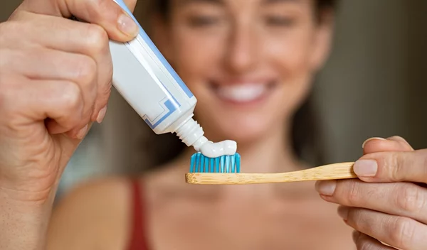 Πόσοι ιοί ζουν μέσα στην οδοντόβουρτσά σου