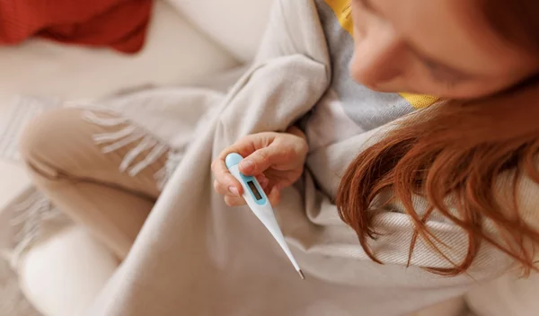 Παρακεταμόλη ή ιβουπροφαΐνη; Μάθε ποιο σε ανακουφίζει πιο γρήγορα από πυρετό και πόνο