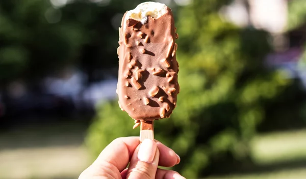 Τα παγωτά μπήκαν στο μικροσκόπιο των επιστημόνων - Δες ποιο άντεξε περισσότερο στον καύσωνα (και προτίμησέ το)