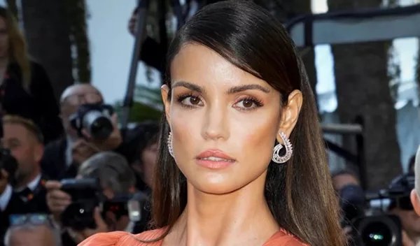 Γάμος σε νησί: 3 hair looks που θα σε χρίσουν την πιο chic καλεσμένη της βραδιάς