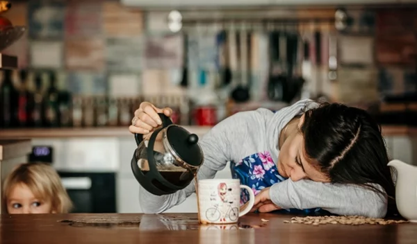Έρευνα επιβεβαιώνει ότι οι μπαμπάδες κοιμούνται περισσότερο από τις μαμάδες