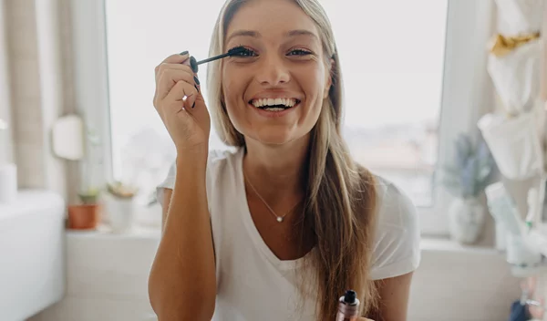 3 συνήθειες ομορφιάς που βάζουν σε κίνδυνο την υγεία των ματιών μας