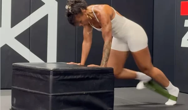 5 αερόβιες ασκήσεις σε πλειομετρικό κουτί από τη διάσημη trainer