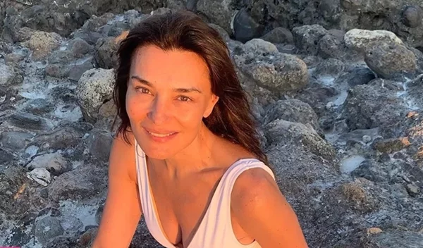 7 Ελληνίδες άνω των 50 που μεγαλώνουν όμορφα "αγκαλιάζοντας" τα φυσικά μαλλιά τους