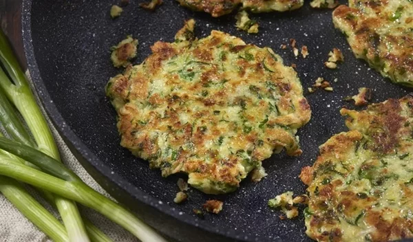 Σαν τηγανητοί: Η πιο εύκολη συνταγή για απίστευτους κολοκυθοκεφτέδες στον φούρνο