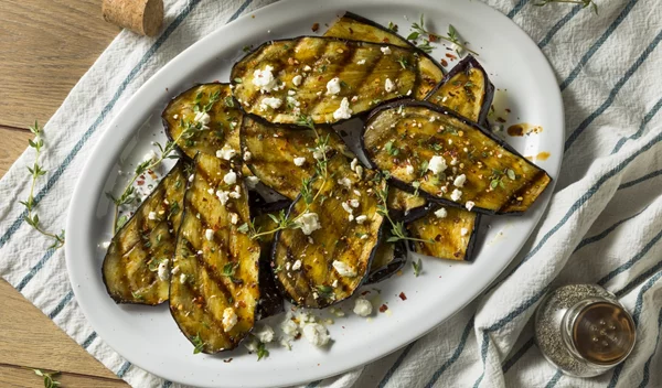 7 λόγοι που θα σε κάνουν να αγαπήσεις τη μελιτζάνα (ακόμα και αν δε σου αρέσει)