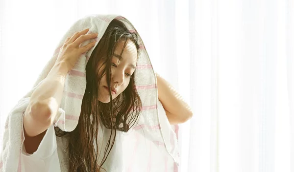 Τα καλύτερα hair oils για λάμψη και ενυδάτωση ακόμα και στα πιο ξηρά μαλλιά