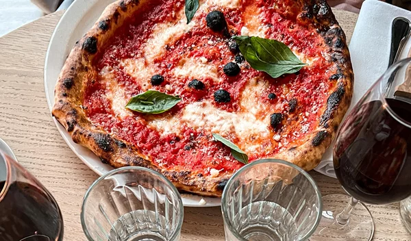 Το ζεστό ρόφημα που σε προστατεύει από τις βλαβερές συνέπειες των λιπαρών φαγητών