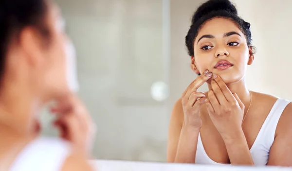 5 απίθανοι λόγοι για τους οποίους εμφανίζεις σπυράκια στο πρόσωπο