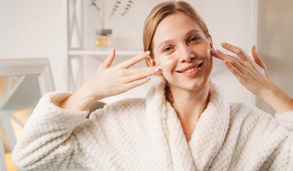 6 TikTok hacks για να εξαφανίσεις τις σακούλες στα μάτια χωρίς κρέμες