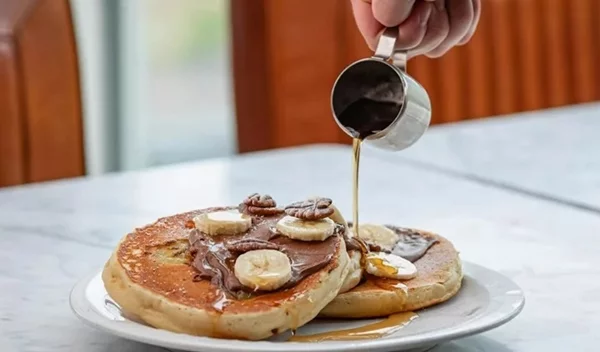 Βαριέσαι να φτιάχνεις τσουρέκια; Δοκίμασε τα πανεύκολα pancakes τσουρέκι για το απόλυτο πρωινό του Πάσχα