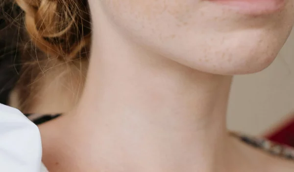 Ο απίστευτος λόγος που μπορεί να προκαλέσει (πρόωρες) ρυτίδες στον λαιμό - πώς να τις αντιμετωπίσεις