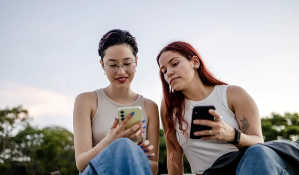 Κοιτάς το κινητό σου αντί να μιλήσεις με τους γύρω σου; Μήπως κάνεις... Phubbing;