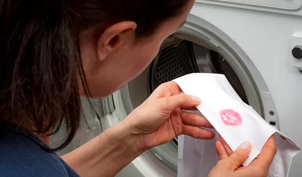 Λέρωσες με makeup τα ρούχα σου; Δες πώς θα τα "σώσεις"