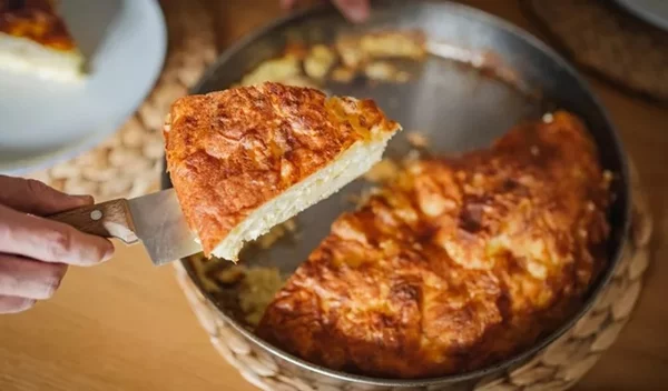 Γρήγορη τυρόπιτα χωρίς φύλλο για εσένα που τρέχεις να τα προλάβεις όλα