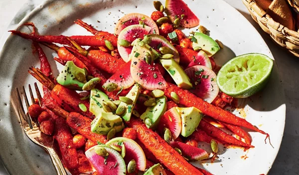 Σαλάτα με αβοκάντο, ρεβίθια με τσίλι και ραπανάκι