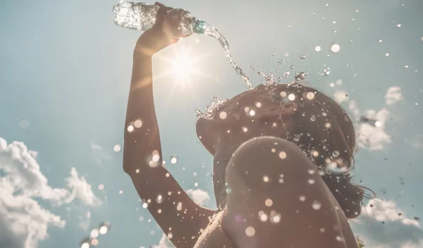 Καύσωνας: Πώς αντιδρά ο οργανισμός μας στις υψηλές θερμοκρασίες